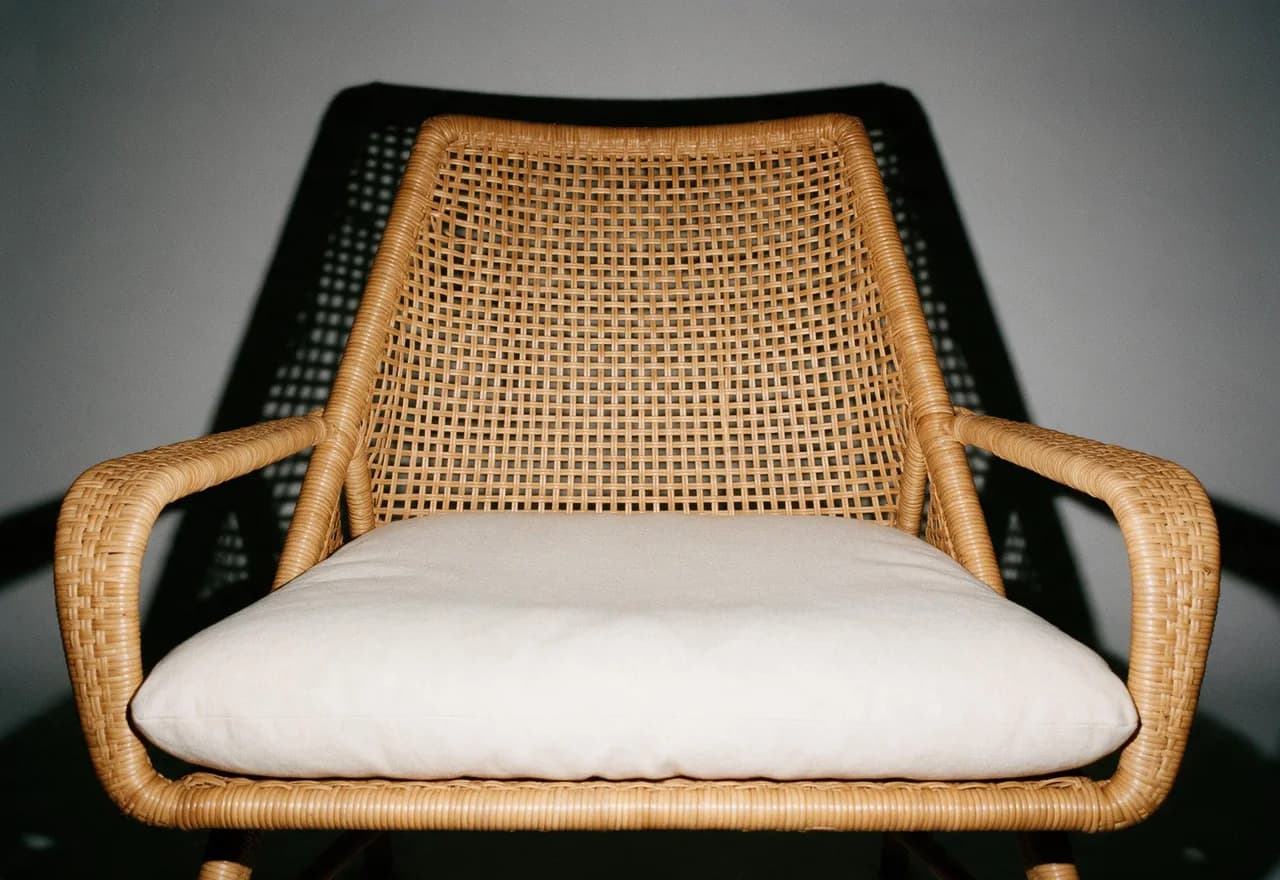 Imágenes de muebles generadas por IA — Integración de escenas y reiluminación — Before